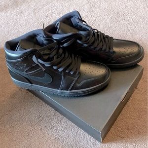 Air Jordan 1 mid “Triple Black”